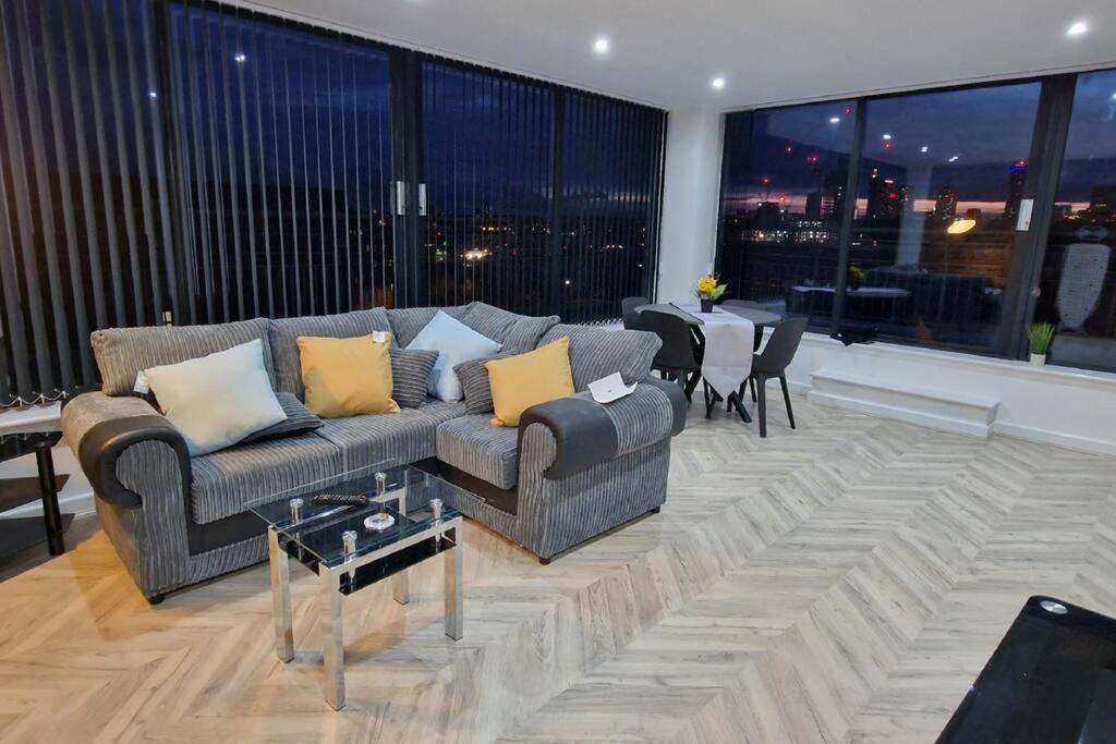 Penthouse - Amazing City Skyline Views - Free Parking - Balcony - Utilita Arena - New St Station - Bullring Shopping Birmingham Exteriör bild